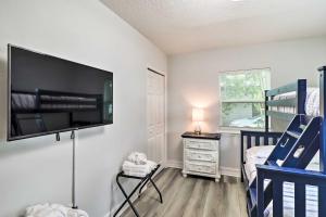 Tempat tidur susun dalam kamar di Charming Florida Home, Half-Mile to Beach!