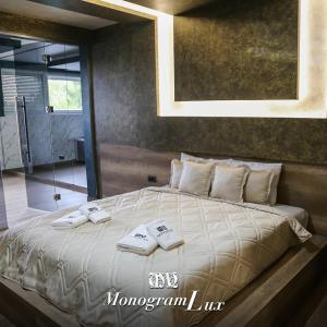 Monogramlux客房内的一张或多张床位