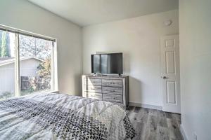 מיטה או מיטות בחדר ב-Cozy Medford Apartment Hike, Bike and Explore!