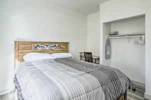 um quarto com uma cama com um edredão listrado em Cozy Medford Apartment Hike, Bike and Explore! em Medford