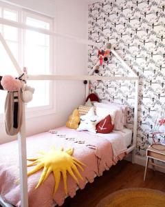 Una cama o camas en una habitación de Casa de los Sueños para familias en Madrid
