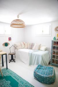 a white living room with a bed and a rug at Casa de los Sueños para familias en Madrid in Madrid