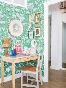 escritorio en una habitación con una pared verde en Casa de los Sueños para familias en Madrid, en Madrid