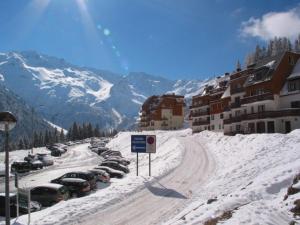 a snow covered street with cars parked on a mountain at Appartement Le Pleynet, 1 pièce, 4 personnes - FR-1-557A-15 in La Ferrière