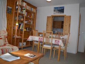 un soggiorno con tavolo e sedie e una cucina di Appartement Le Grand-Bornand, 3 pièces, 6 personnes - FR-1-241-222 a Le Grand-Bornand