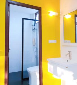 une salle de bains avec douche, toilettes et lavabo dans l'établissement Doodle Lodge Chiang Mai, à Chiang Mai