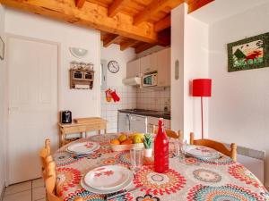 eine Küche mit einem Tisch mit einer Tischdecke darauf in der Unterkunft Triplex Calme 6 Pers, Terrasse, Parking, Proche Station Ski - FR-1-402-90 in Esquièze - Sère