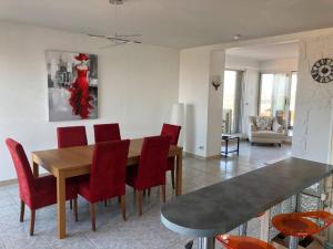 comedor con mesa y sillas rojas en Appartement Le Barcarès, 4 pièces, 6 personnes - FR-1-81-525 en Le Barcarès