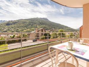 a balcony with a table and a view of a mountain at Appartement Briançon, 2 pièces, 4 personnes - FR-1-330C-58 in Briançon