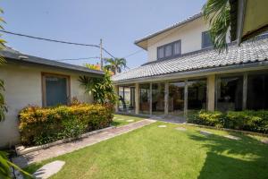スミニャックにあるVilla Amana Seminyakの芝生の家