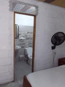 a bathroom with a toilet and a sink at Apart Cabaña KTIK in San Bernardo del Viento