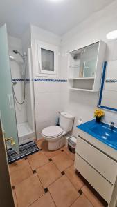 e bagno con servizi igienici, doccia e lavandino. di Sant Mateu 30 min to Barcelona next beach a Vilassar de Mar