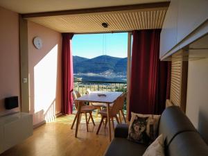 sala de estar con sofá y mesa con vistas en Appartement Les Angles, 2 pièces, 4 personnes - FR-1-593-44 en Les Angles