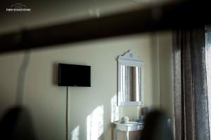 A television and/or entertainment centre at Ciuri Ciuri B&B