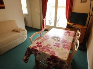 een woonkamer met een tafel en een bank bij Appartement Bagnères-de-Luchon, 2 pièces, 4 personnes - FR-1-313-185 in Luchon