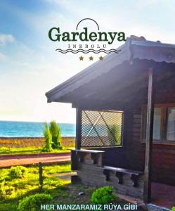mały budynek z ławką nad oceanem w obiekcie Inebolu Gardenya Hotel w mieście Inebolu