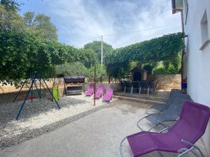 een groep paarse stoelen in een tuin bij Holiday home Povile in Novi Vinodolski