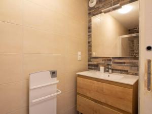 ein Bad mit einem Waschbecken und einem Spiegel in der Unterkunft Appartement Cauterets, 4 pièces, 9 personnes - FR-1-401-181 in Cauterets