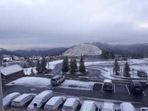 un parking avec des voitures garées dans la neige dans l'établissement Studio cosy avec accès direct aux pistes à Arette - 4 personnes, casier à skis, parking gratuit - FR-1-602-62, à Arette
