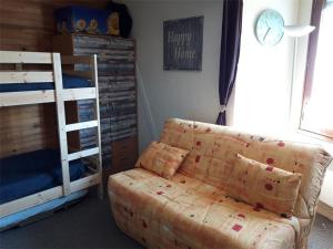 - un salon avec un canapé et des lits superposés dans l'établissement Studio cosy avec accès direct aux pistes à Arette - 4 personnes, casier à skis, parking gratuit - FR-1-602-62, à Arette