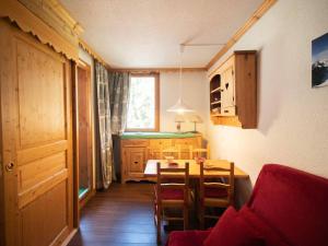 a kitchen and dining room with a table and a dining room at Studio divisible, balcon, animaux acceptés, casier à skis, linge de lit inclus - FR-1-291-839 in Valmorel