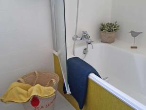 y baño con ducha y bañera con toalla. en Maison Pleumeur-Bodou, 4 pièces, 6 personnes - FR-1-542-28, en Pleumeur-Bodou