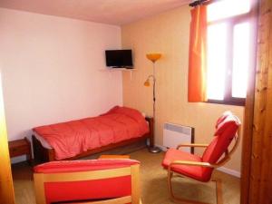 Cette petite chambre comprend un lit et une chaise. dans l'établissement Studio Arette, 1 pièce, 4 personnes - FR-1-602-6, à Arette