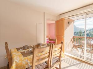 ブリアンソンにあるAppartement Briançon, 3 pièces, 4 personnes - FR-1-330C-10のダイニングルーム(テーブル、バルコニー付)