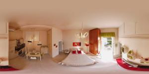 un soggiorno con letto nel centro di una camera di Historic house by the lake La Renée Casa Vacanza a Predore