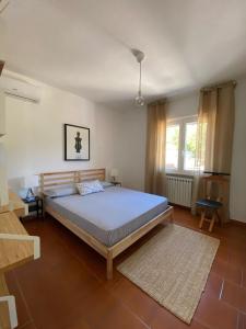 um quarto com uma cama grande num quarto em Casa Morlè em Marina di Campo
