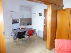 - une cuisine avec une table et des chaises dans la chambre dans l'établissement Studio Arette, 1 pièce, 4 personnes - FR-1-602-6, à Arette