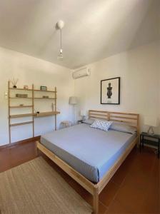 um quarto com uma cama com um edredão azul em Casa Morlè em Marina di Campo