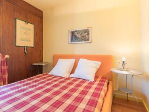 1 dormitorio con 1 cama con una manta colorida en Appartement Montgenèvre, 2 pièces, 6 personnes - FR-1-330D-7, en Montgenèvre