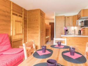 蒙熱內夫爾的住宿－Appartement Montgenèvre, 1 pièce, 4 personnes - FR-1-330D-33，客厅配有桌子和红色沙发