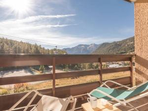 einen Balkon mit Stühlen und Bergblick in der Unterkunft Appartement Montgenèvre, 2 pièces, 6 personnes - FR-1-330D-70 in Montgenèvre