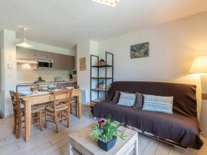 a living room with a couch and a table at Duplex cocooning pour 6 pers., balcon sud, parking privatif - Bourisp, proche St-Lary - FR-1-296-301 in Bourisp