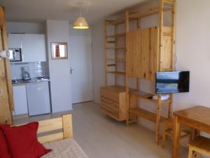 Habitación con cocina y sala de estar con TV. en Appartement Les Adrets-Prapoutel, 1 pièce, 3 personnes - FR-1-557-80, en Les Adrets