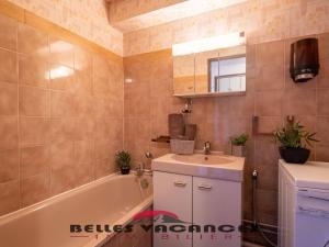 Koupelna v ubytování Appartement 8 personnes à Saint Lary Village, proche téléphérique - FR-1-296-314