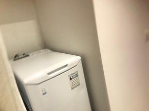 - un petit réfrigérateur blanc dans un coin de chambre dans l'établissement Studio La Mongie, 1 pièce, 5 personnes - FR-1-404-236, à La Mongie