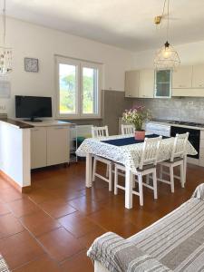uma cozinha e sala de jantar com mesa e cadeiras em Casa Morlè em Marina di Campo