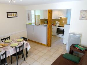 a kitchen and dining room with a table and chairs at Maison Charmante 6 Pers, 3 Ch, Terrasse, Jardin, Proche Marché et Télécabine à Luchon - FR-1-313-158 in Luchon