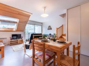 ein Wohnzimmer mit Tisch und ein Esszimmer in der Unterkunft Duplex cosy 4 pers, proche thermes, St Lary - FR-1-296-336 in Saint-Lary-Soulan