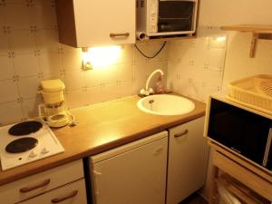 a small kitchen with a sink and a microwave at Studio Cabine Calme, Parking, Balcon, Animaux Ok - 4 Pers. à Bagnères-de-Luchon - FR-1-313-193 in Luchon