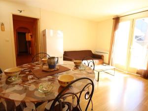a table with bowls on it in a living room at Appartement 2 pièces cabine avec balcon, parking, animaux admis, Wi-Fi - FR-1-313-195 in Luchon +5 photos