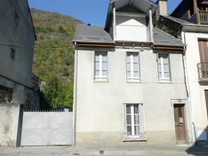 Biały dom z bramą i płotem w obiekcie Maison Bagnères-de-Luchon, 4 pièces, 6 personnes - FR-1-313-158 w mieście Luchon