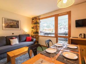 a living room with a table and a couch at Charmant 2 pièces, 1 chambre, balcon, animaux acceptés - FR-1-291-855 in Valmorel