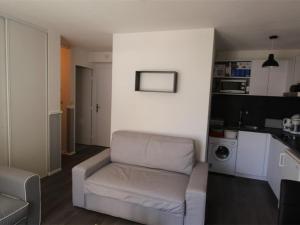 uma sala de estar com um sofá e uma cozinha em Appartement Bagnères-de-Luchon, 2 pièces, 4 personnes - FR-1-313-159 em Luchon