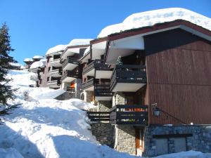 a building covered in snow with snow at Charmant 2 pièces, 1 chambre, balcon, animaux acceptés - FR-1-291-855 in Valmorel
