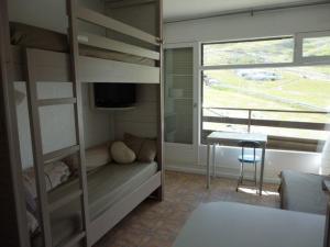 a small room with bunk beds and a desk at Studio confortable avec balcon et casier à skis, 4/6 personnes, au pied des pistes - FR-1-602-40 in Arette