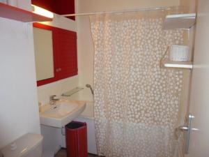 a bathroom with a shower curtain and a sink at Studio confortable avec balcon et casier à skis, 4/6 personnes, au pied des pistes - FR-1-602-40 in Arette